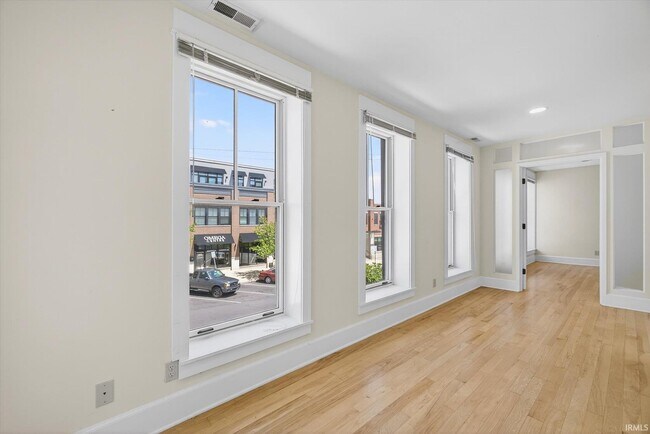 Building Photo - 114 E 6 St