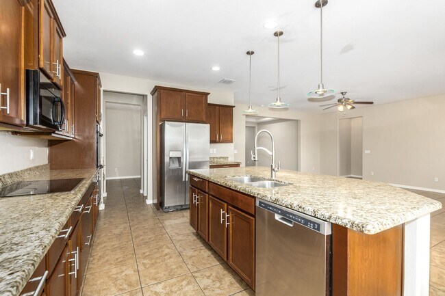 Building Photo - Beautiful 4 bedroom 2.5 bathroom home with large open floorplan in Queen Creek!