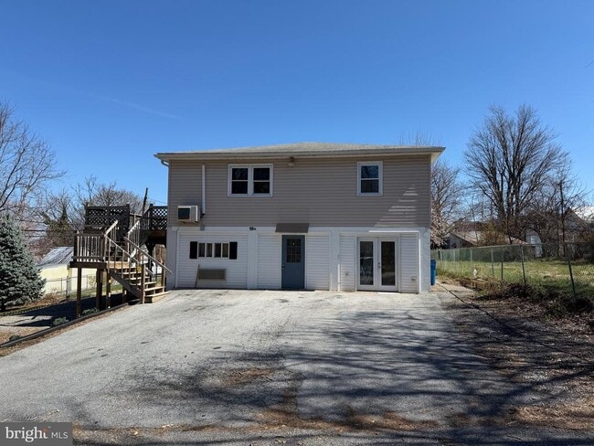 Building Photo - 18 N C and P Ln