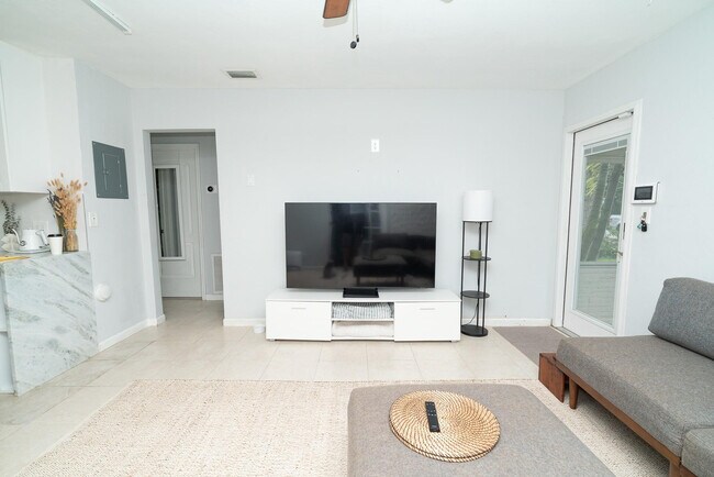 Building Photo - 1328 NE 1st Ave.