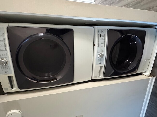 Building Photo - 2220 Abbeywood Dr