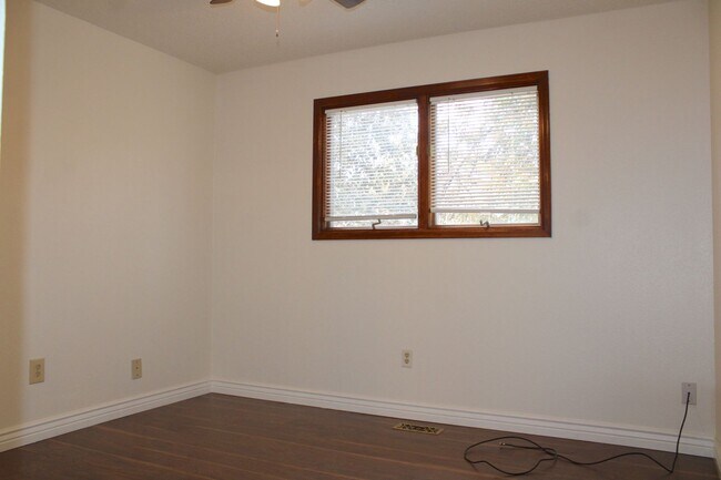 Building Photo - Move In Ready!!!