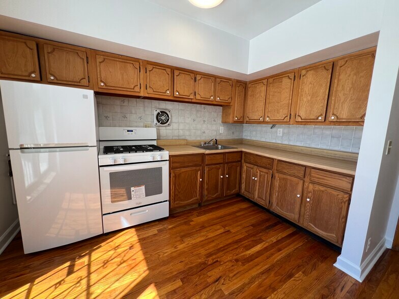 Building Photo - 359 Grove St