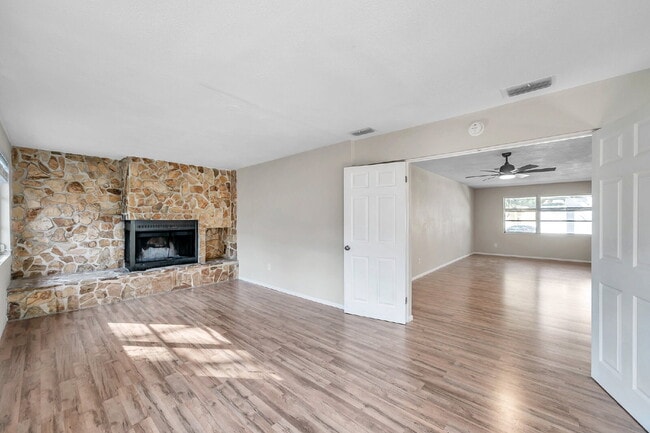 Building Photo - Modern, Move-In-Ready 3/2 Home with Spacious Yard & Garage |