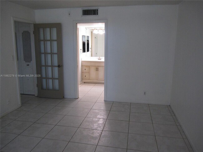 Building Photo - 1350 River Reach Dr