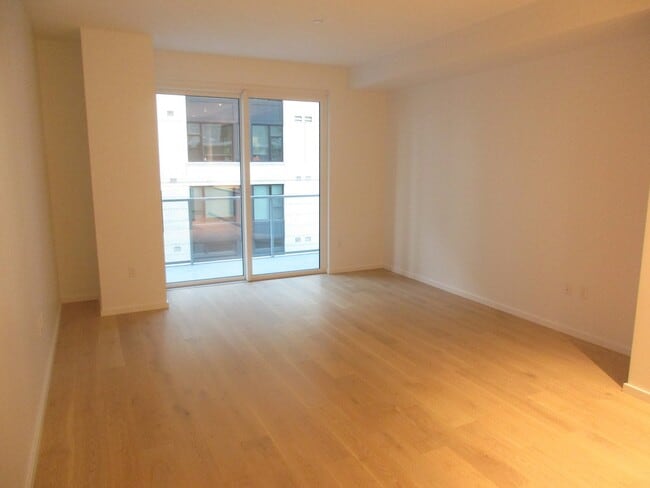 Building Photo - Vista Condominiums - 1 bedroom/1 bath Pearl District condo w/parking/storage/amenities/most utili...