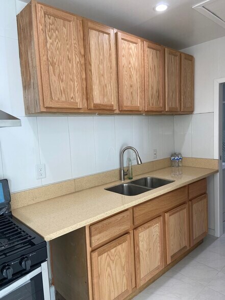 Kitchen Granite Counter - 13044 Tonopah St