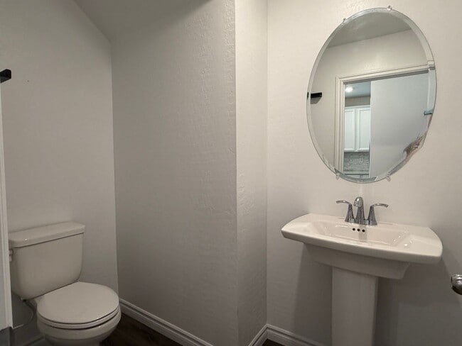 Building Photo - Amazing NLV 3 bed townhome