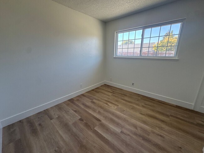 Building Photo - 144 Brophy St
