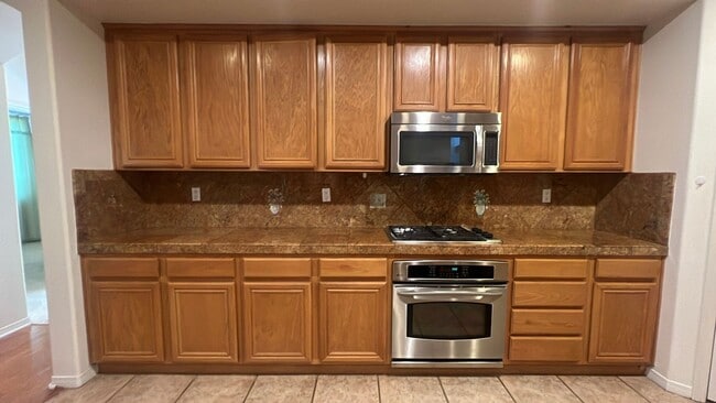 Building Photo - West Palmdale Home in Golf Course