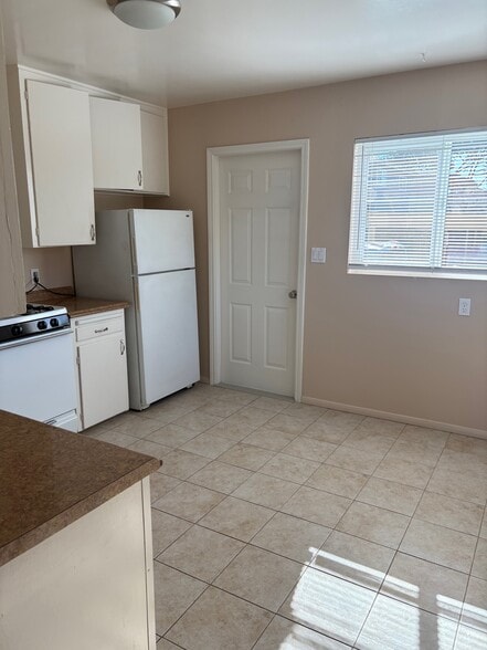 Kitchen - 5141 Dailey Ct