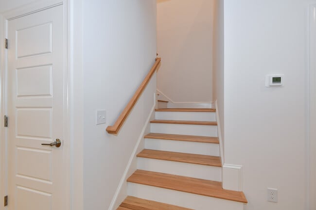 Building Photo - 1739 Crest Rd