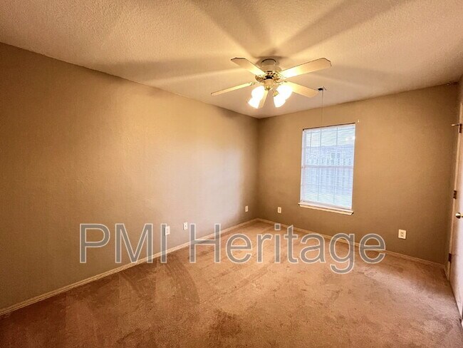 Building Photo - 886 N Daisy Ln