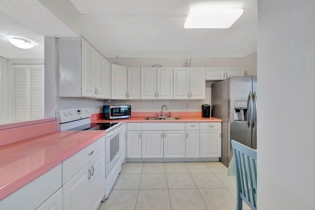 Building Photo - 355 S Ocean Dr