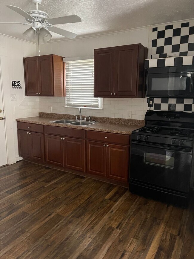 Building Photo - 2 Bedroom/1 Bath Home - Walking distance t...
