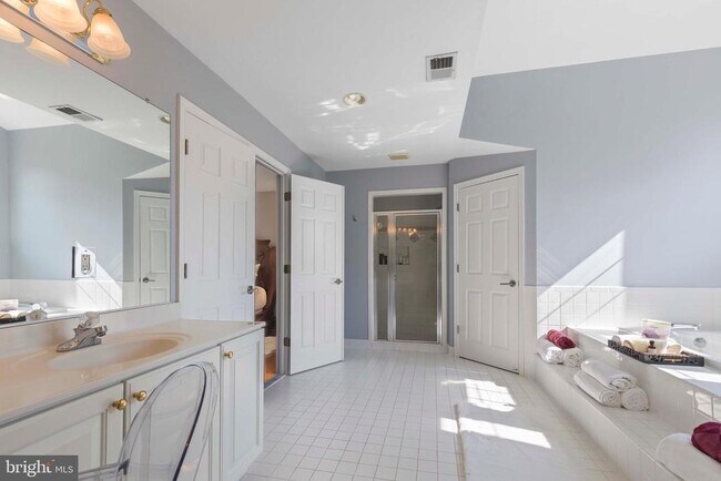Building Photo - 12980 Highland Oaks Ct