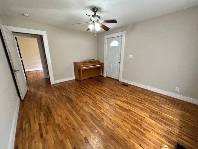 Building Photo - 835 Shelby St