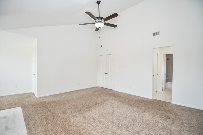 Building Photo - 718 Country Pl Dr
