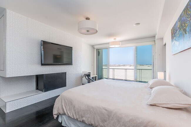 Primary Bedroom - 5205 Ocean Front Walk