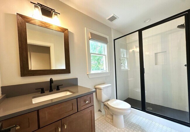 Building Photo - Gorgeous 3 Bedroom Cottage Style Home