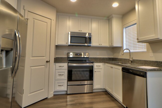 Building Photo - 3 Bedroom 2.5 Bathroom Townhome in Santaquin