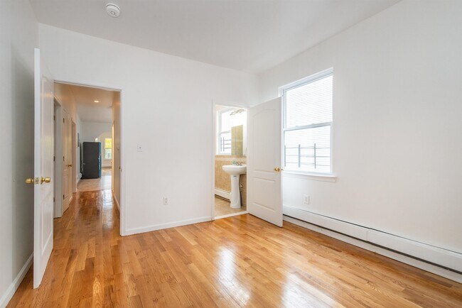 Building Photo - 263 S 10th St