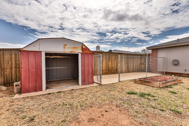 Building Photo - 6120 7th Dr