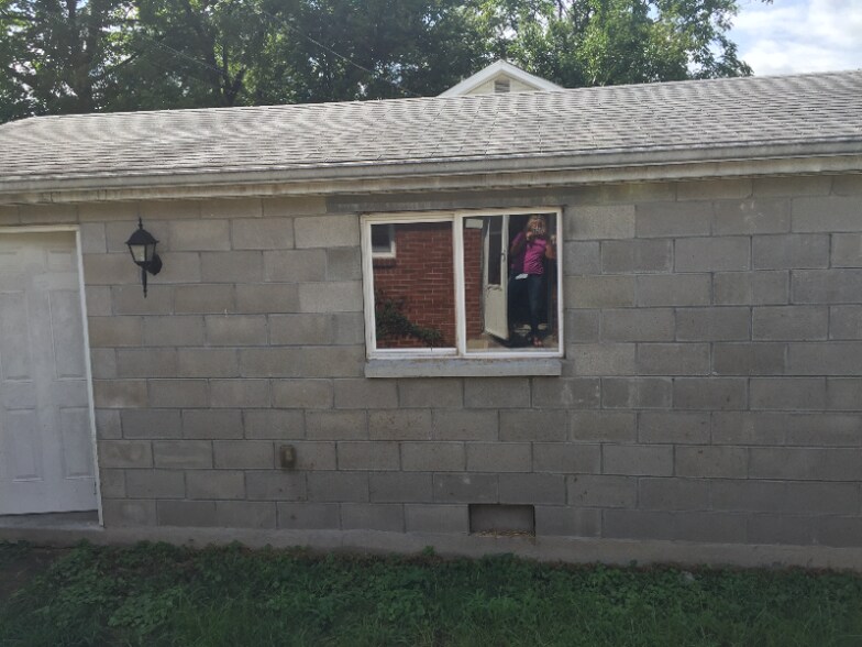 Building Photo - 1400 Sale Ave