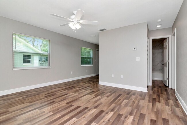 Building Photo - Beautifully Updated 3/2 in Bradenton — Up ...