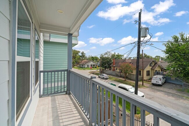 Building Photo - 206 Burr St