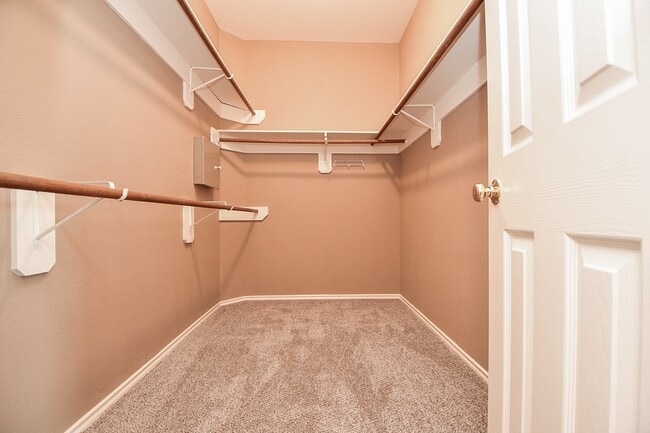 Building Photo - 4622 Forest Home Dr