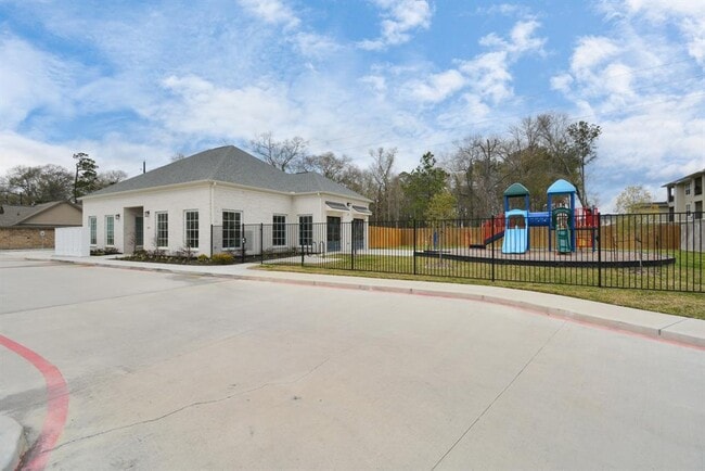 Building Photo - 15859 Kinlough Dr