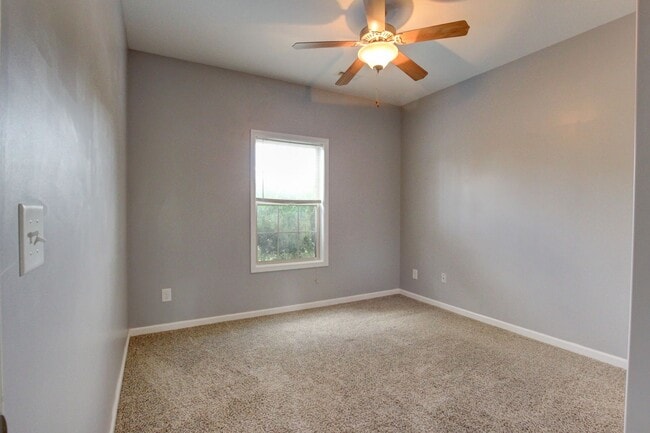 Building Photo - Sweet Splitlevel with Awesome Basement Area