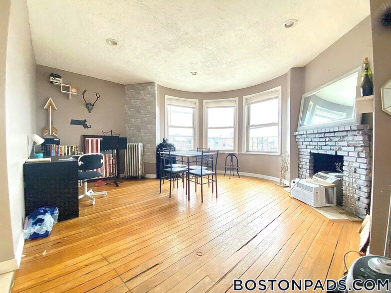 Building Photo - 879 Beacon St