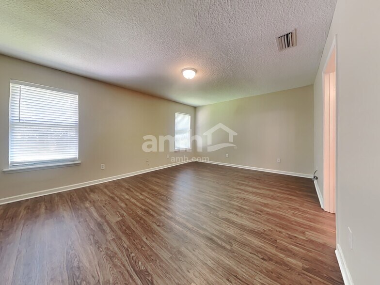 Building Photo - 7152 Rapid River Dr N