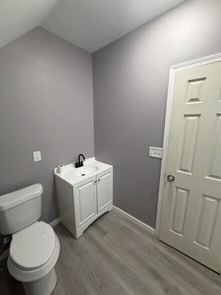 Building Photo - 670 Richmond Ave