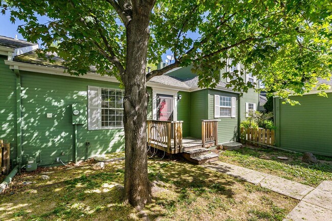 Building Photo - Updated 3-Bedroom Townhome in Ideal Location