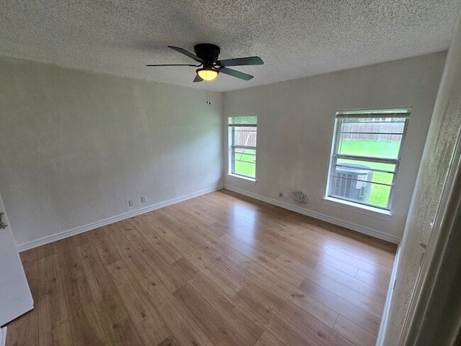 Building Photo - 1590 Gravel Cir N