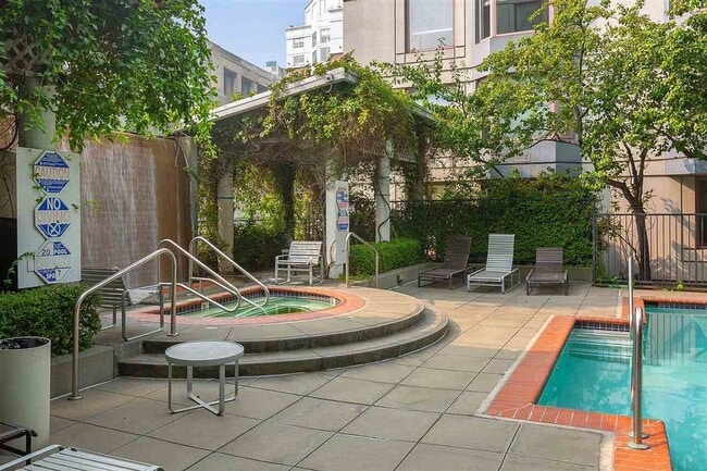 Building Photo - Newly Remodeled 1 Bed, 1 Bath Condo with O...