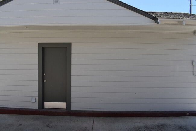 Building Photo - 1720 Bessie Ave