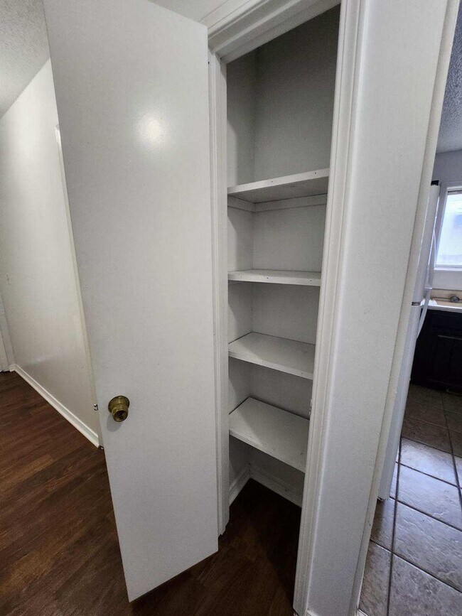 Building Photo - Great 2 bedroom 1 bath Duplex with attached garage