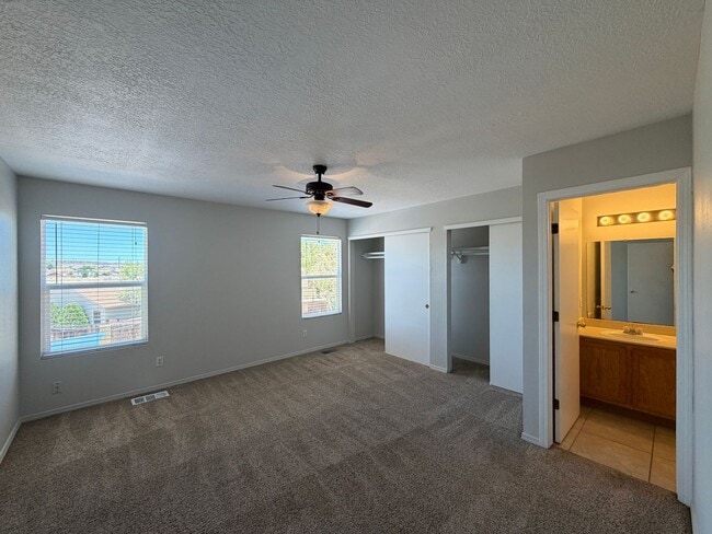 Building Photo - 3 Bedroom Home Near Unser Blvd NW & Ladera Dr NW!