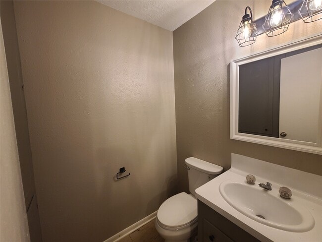 Building Photo - 17423 Fir Rd