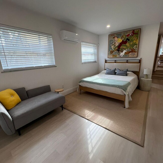 Building Photo - Stunning FULLY FURNISHED 3/2.5 entire hous...