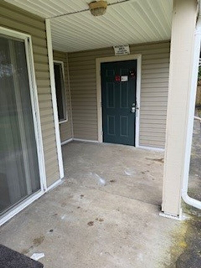 Building Photo - 2 bedroom 2 bath First Floor Condo w/1 Car...
