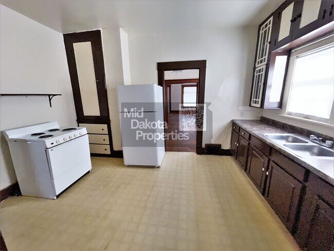 Building Photo - 421 E 7th- 3 bedroom house