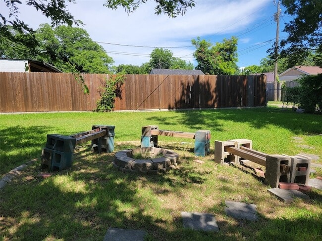 Building Photo - 1220 Lewis Dr