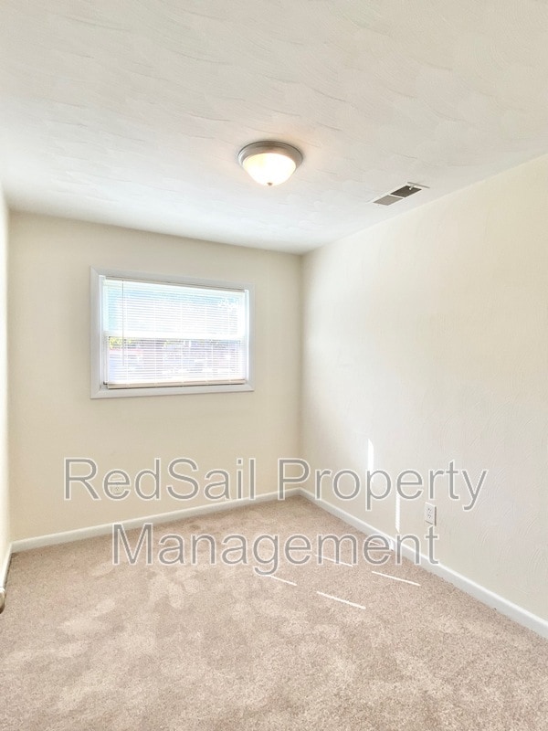 Building Photo - 437 Fox Hill Rd