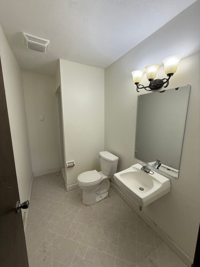 Building Photo - Updated Townhome in Coon Rapids!!  3bed/2bath