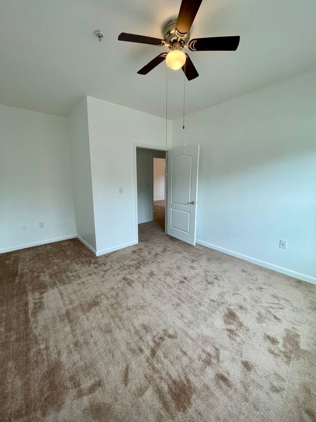 Building Photo - Newly Renovated 3 Bedroom Condo at a GREAT Price!